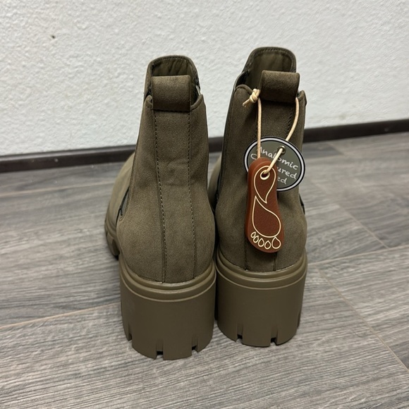 Mia Women's Ivy Chelsea Lug Sole Booties - Picture 3 of 6